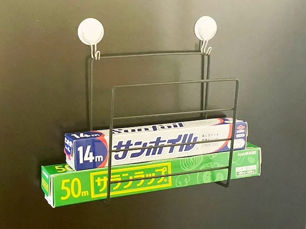 ワイヤーディッシュラックにラップ類を収納した写真（撮影：grapeライフハック編集部）