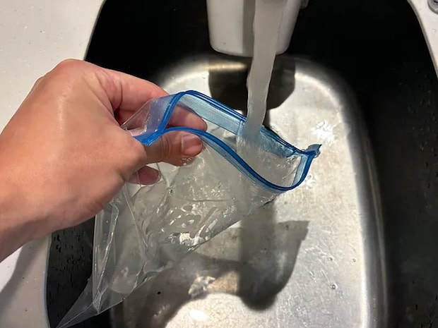 ジッパー袋に水を入れる場面（撮影：grapeライフハック編集部）