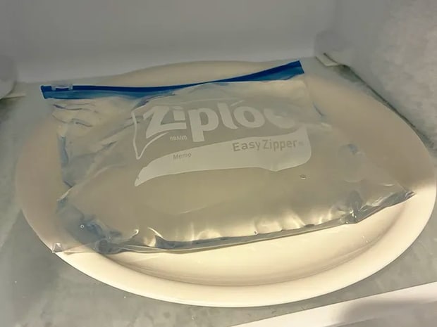 冷凍庫に入れた、水の入ったジッパー袋（撮影：grapeライフハック編集部）