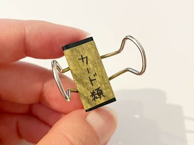 ダブルクリップに文字を書いた写真（撮影：grapeライフハック編集部）