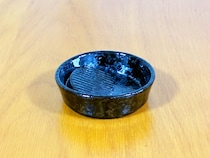 ダイソーの『醤油皿』の形がなんかヘン！？　使ってみて納得した理由とは…【レビュー】