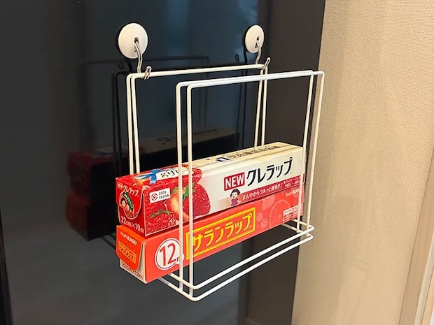冷蔵庫の扉につけたふきんかけに引っ掛けたラップ（撮影：grapeライフハック編集部）