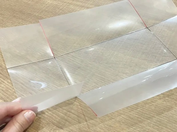 クリアファイルに切り込みを入れる写真（撮影：grapeライフハック編集部）