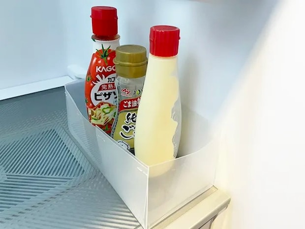 クリアファイルで作った箱に調味料を入れる写真（撮影：grapeライフハック編集部）