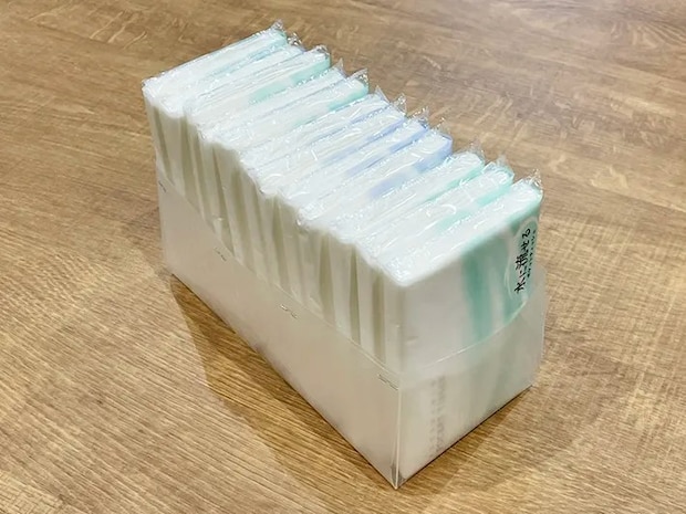 クリアファイルで作った箱にポケットティッシュを入れる写真（撮影：grapeライフハック編集部）