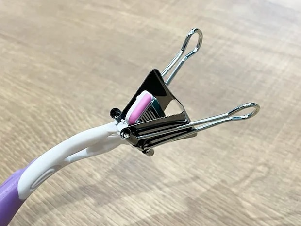ダブルクリップをカミソリにつけた写真（撮影：grapeライフハック編集部）