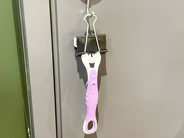 ダブルクリップをつけたカミソリをフックにかけた写真（撮影：grapeライフハック編集部）
