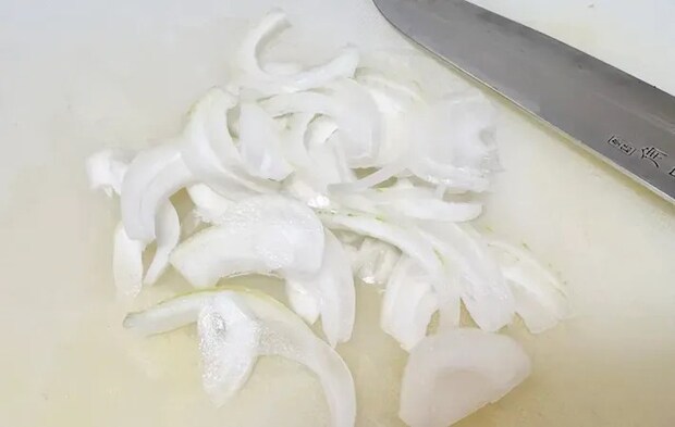 薄切りにした新玉ねぎの画像（撮影：エニママ）
