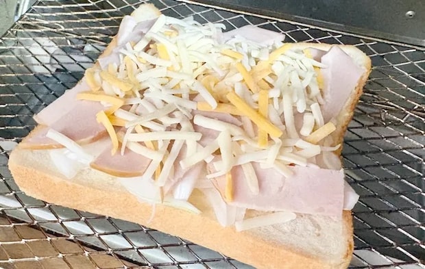 具材を乗せた食パンをトースターで焼いている画像（撮影：エニママ）