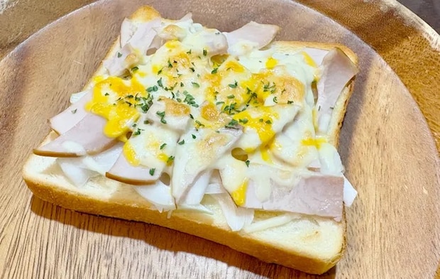 乾燥パセリをかけたトーストの画像（撮影：エニママ）