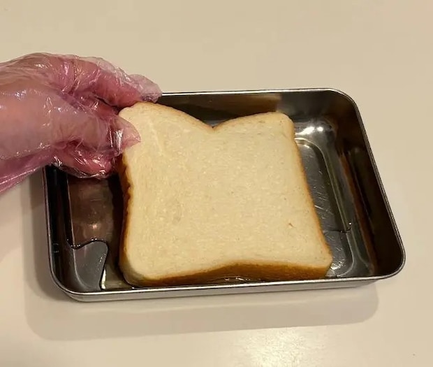 食パンを麦茶に浸す様子（撮影：grapeフード編集部）
