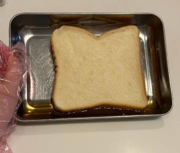 両面に麦茶をなじませる様子（撮影：grapeフード編集部）