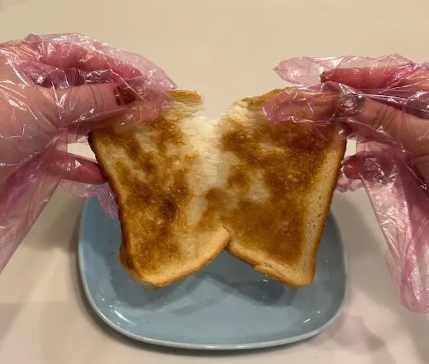 焼き上がった食パンをカットした様子（撮影：grapeフード編集部）