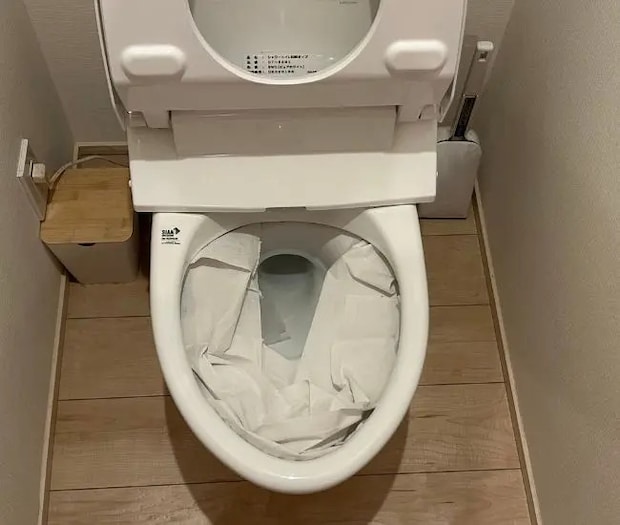 トイレットペーパーで覆った様子（撮影：grapeライフハック編集部）