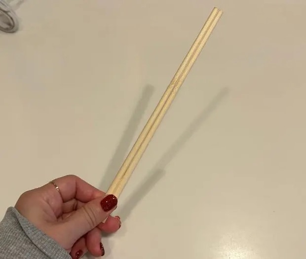 割り箸を用意する様子（撮影：grapeフード編集部）
