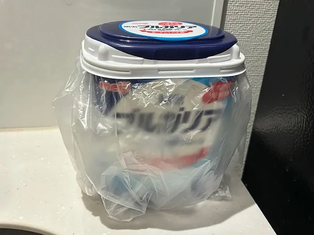 ビニール袋をかぶせて蓋を閉めた明治ブルガリアヨーグルトの空き容器（撮影：grapeライフハック編集部）