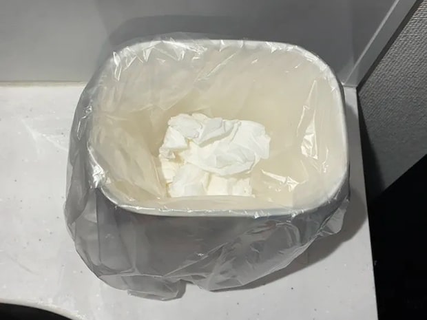 ビニール袋をかぶせて、ゴミを入れた明治ブルガリアヨーグルトの空き容器（撮影：grapeライフハック編集部）