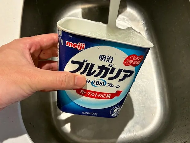 明治ブルガリアヨーグルトの空き容器を洗う場面（撮影：grapeライフハック編集部）
