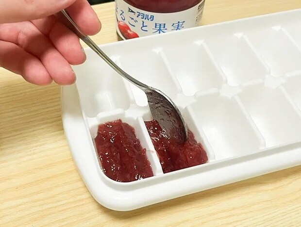 製氷皿にジャムを入れる写真（撮影：grapeフード編集部）