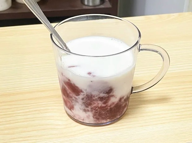 凍らせたジャムと牛乳を注いだコップの写真（撮影：grapeフード編集部）