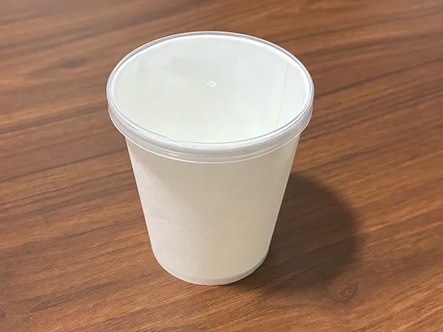 プリングルズの蓋をはめた紙コップ（撮影：grapeライフハック編集部）