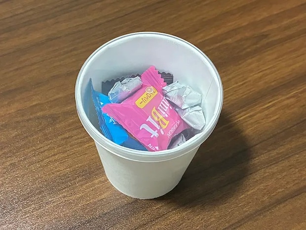 チョコレートやガムが入った紙コップ（撮影：grapeライフハック編集部）