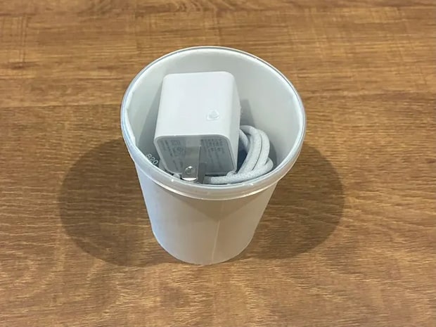 スマホ関連のガジェット類が入った紙コップ（撮影：grapeライフハック編集部）