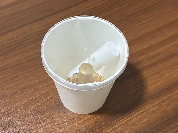 衛生用品が入った紙コップ（撮影：grapeライフハック編集部）