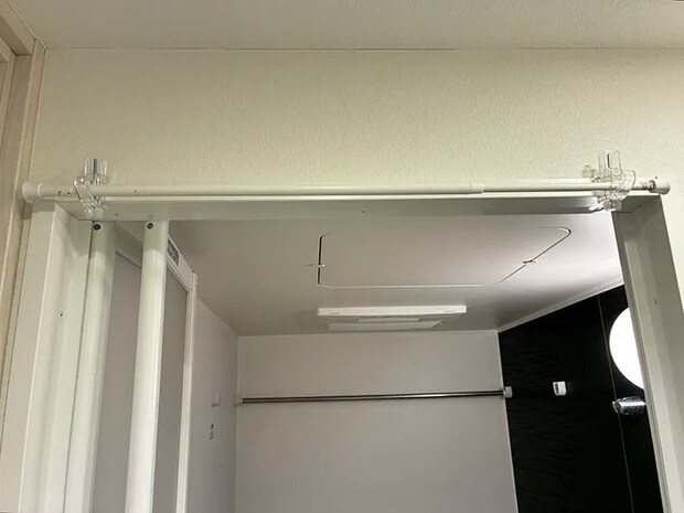 かもいフックの上に渡した突っ張り棒（撮影：grapeライフハック編集部）