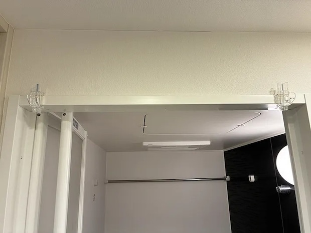 かもいフックを取りつけた浴室の入り口（撮影：grapeライフハック編集部）