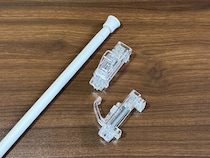 100均の『フック』で部屋干しスペースが増やせる！　突っ張り棒と組み合わせると「快適」