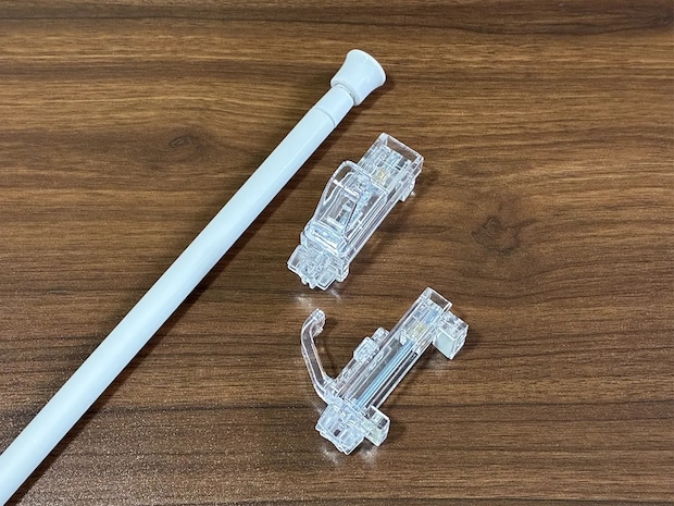 100均の『フック』で部屋干しスペースが増やせる！　突っ張り棒と組み合わせると「快適」