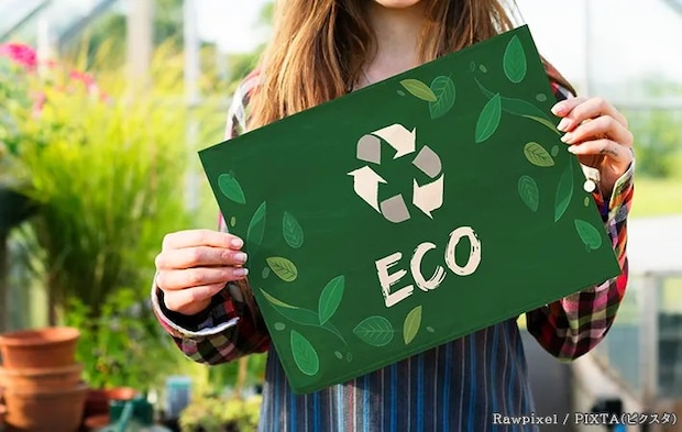 『eco』のポスターを持つ女性の写真