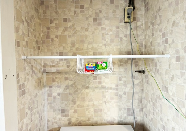 ワイヤーネットとつっぱり棒の活用写真（撮影：grapeライフハック編集部）