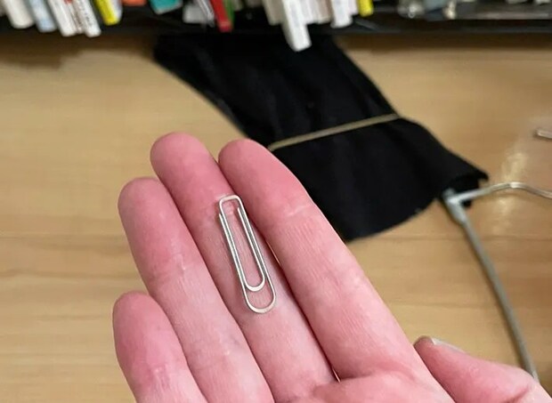 本棚の下から出てきたゼムクリップの写真（撮影：grapeライフハック編集部）