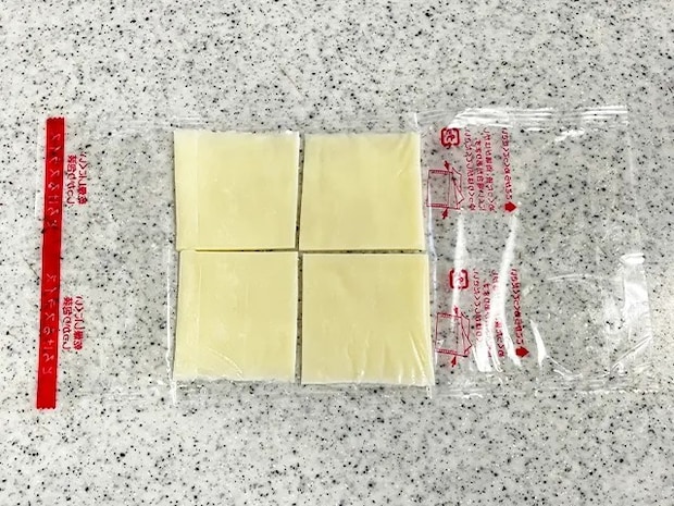 4つに切り分けられたとろけるチーズ（撮影：grapeフード編集部）