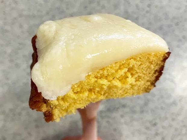 チーズをのせたカステラを焼き、フォークでもった場面（撮影：grapeフード編集部）