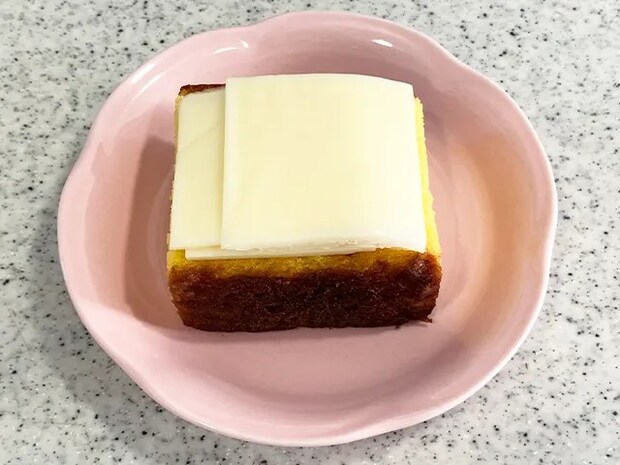 カステラの上にとろけるチーズをのせた場面（撮影：grapeフード編集部）