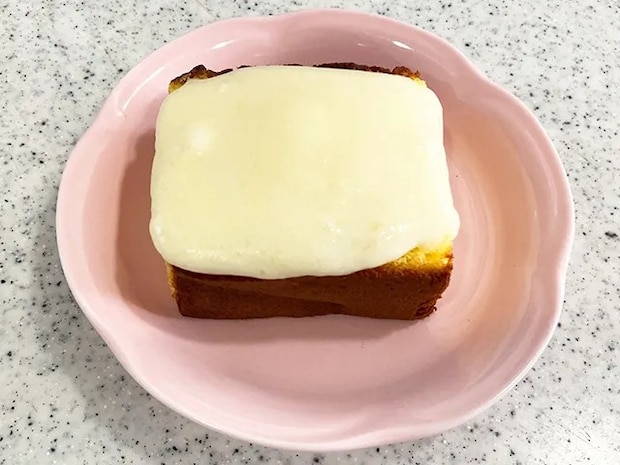 チーズをのせたカステラを焼いた後の場面（撮影：grapeフード編集部）