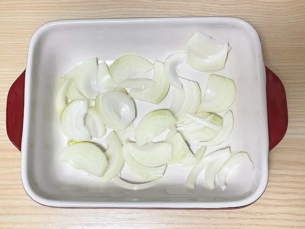 皿に並べたタマネギの薄切りの写真（撮影：grapeフード編集部）