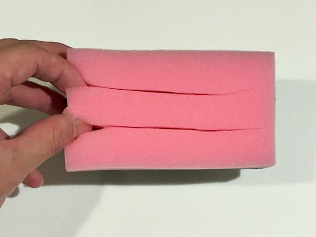 スポンジの切れ込みを示す場面（撮影：grapeライフハック編集部）
