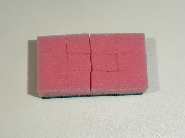 縦と横に切れ込みを入れたスポンジ（撮影：grapeライフハック編集部）