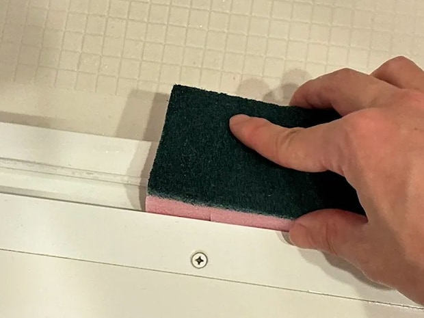 スポンジで風呂のレースを掃除する場面（撮影：grapeライフハック編集部）