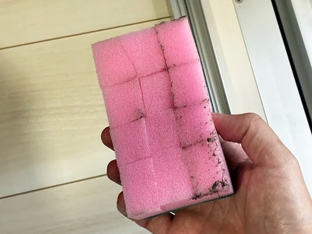 汚れが取れたスポンジ（撮影：grapeライフハック編集部）