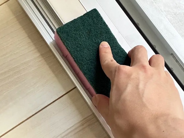 スポンジでサッシを掃除する場面（撮影：grapeライフハック編集部）