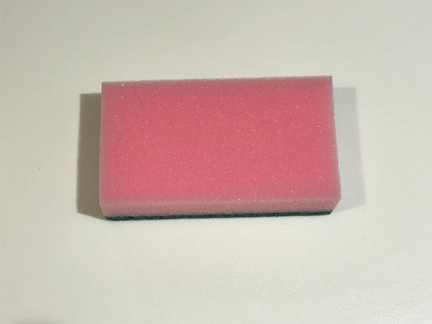 スポンジに5カ所の切れ込みを入れて…　洗い物や掃除が効率的になる裏ワザ【作業1分】