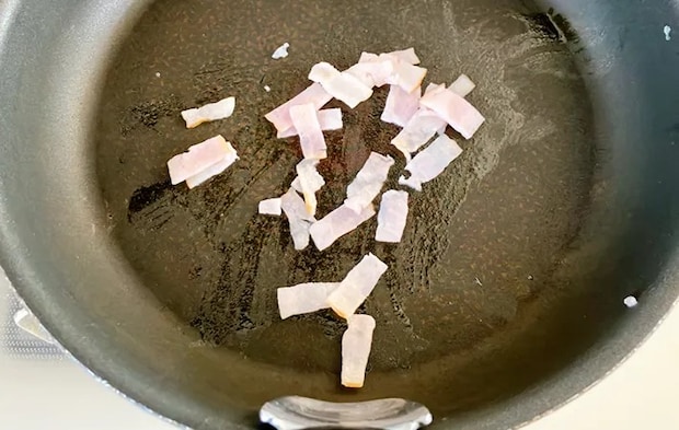 ベーコンを焼いている画像（撮影:エニママ）