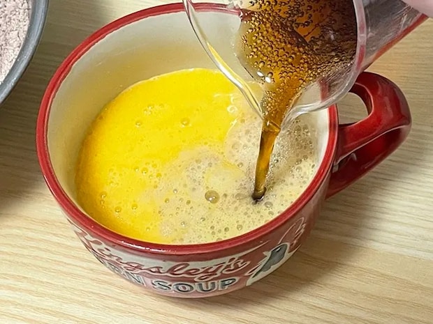 卵にコーラを注ぐ写真（撮影：grapeフード編集部）