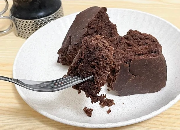 『コーラケーキ』を食べる写真（撮影：grapeフード編集部）