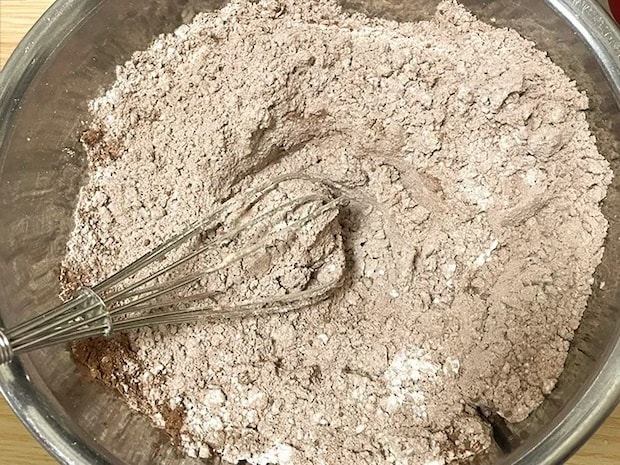 ホットケーキミックスと純ココアパウダーを混ぜる写真（撮影：grapeフード編集部）